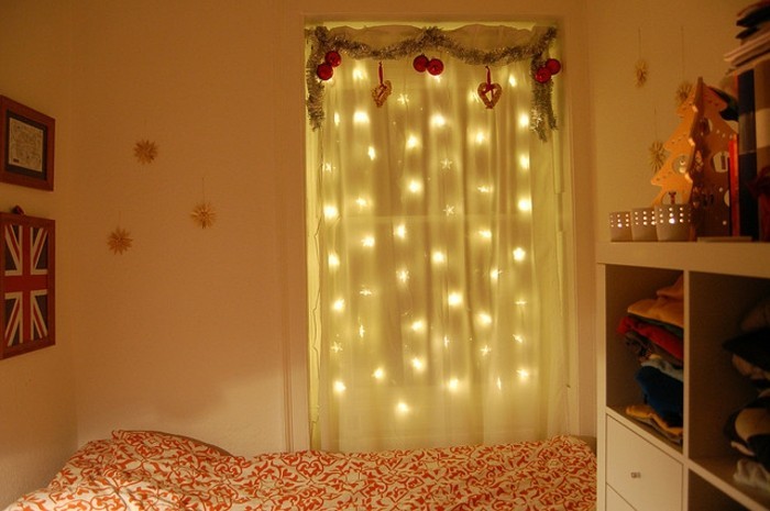 weihnachtsfensterdeko-durchsichtige-gardinen-hängende-leuchten
