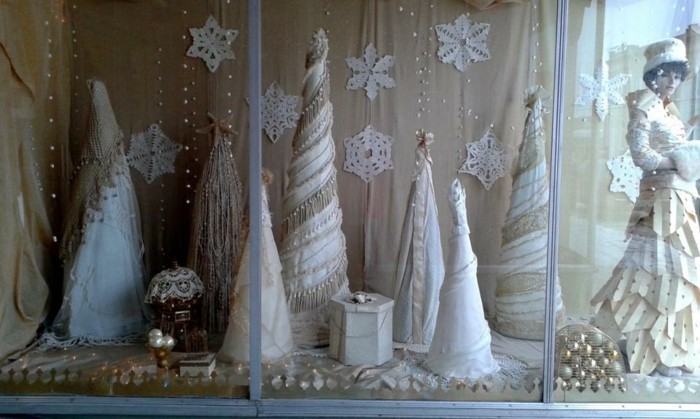 weihnachtsfensterdeko-kreative-kleine-weiße-tannenbäume