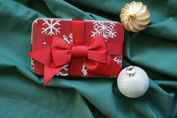 weihnachtsgeschenke-selber-basteln-rote-schleife-fürs-handy
