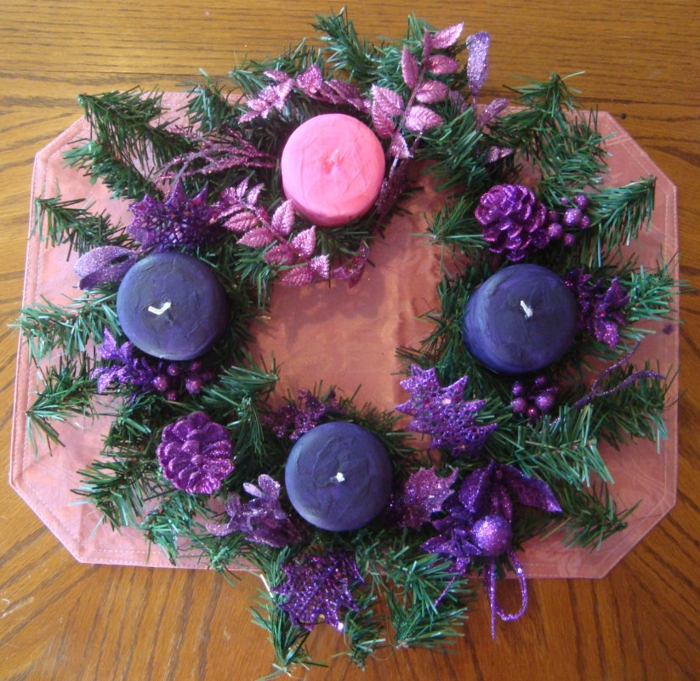 weihnachtskranz-basteln-lila-kerzen-und-rosa-kerze
