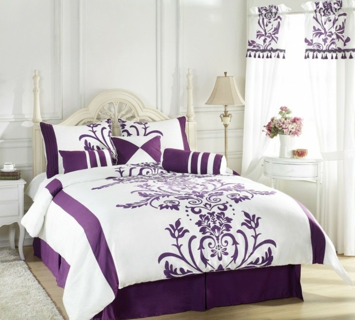 weiße-Bettwäsche-mit-lila-weißes-schlafzimmer
