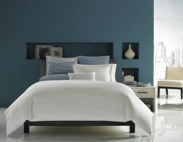 weiße-bettwäsche-blaues-schlafzimmer