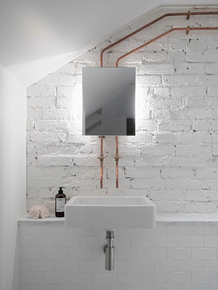weißes-Badezimmer-Interieur-Ziegelwand-schlichter-beleuchteter-badspiegel