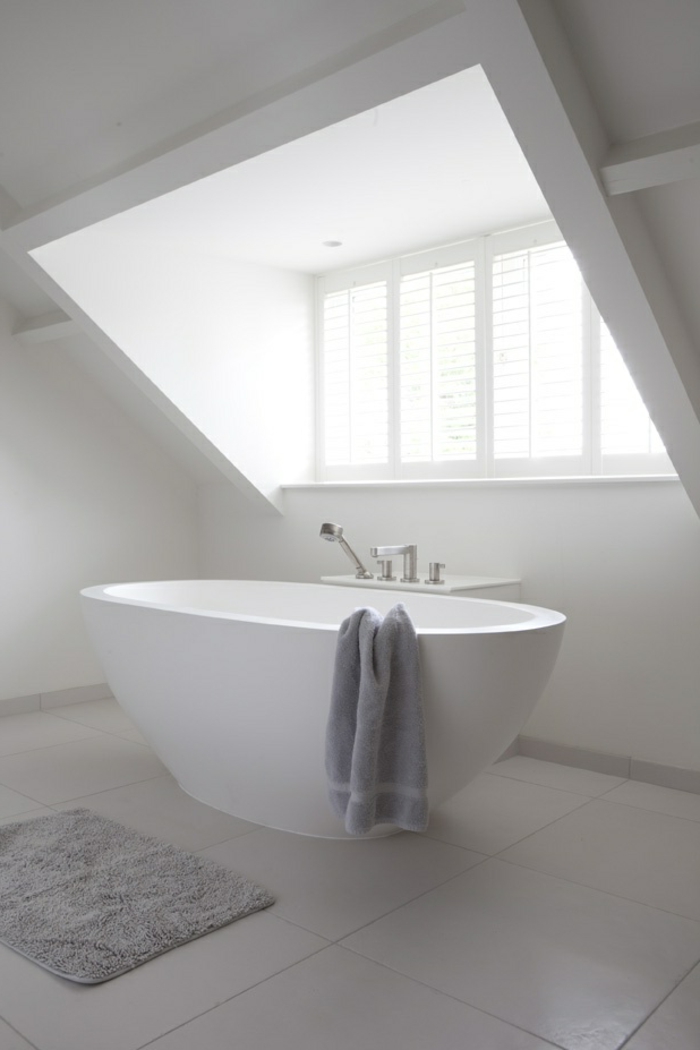 weißes-Badezimmer-Interieur-moderne-badewanne-oval
