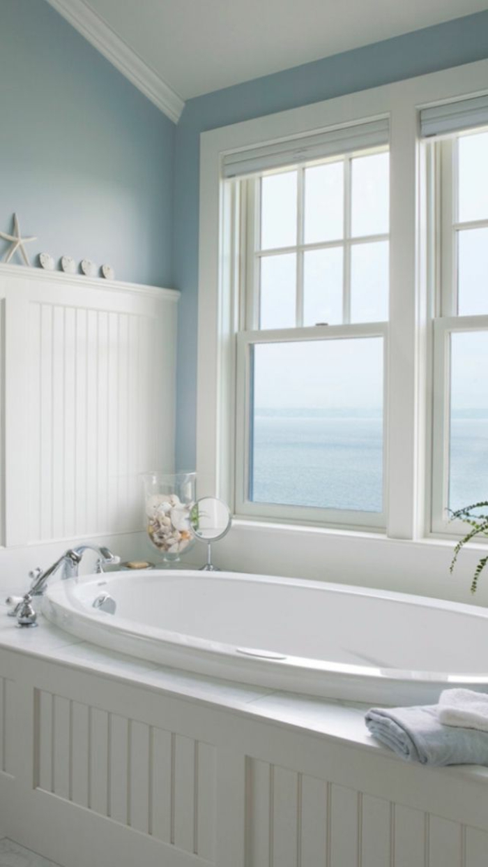 weißes-Badezimmer-mit-schönem-Ausblick-Badewanne-oval
