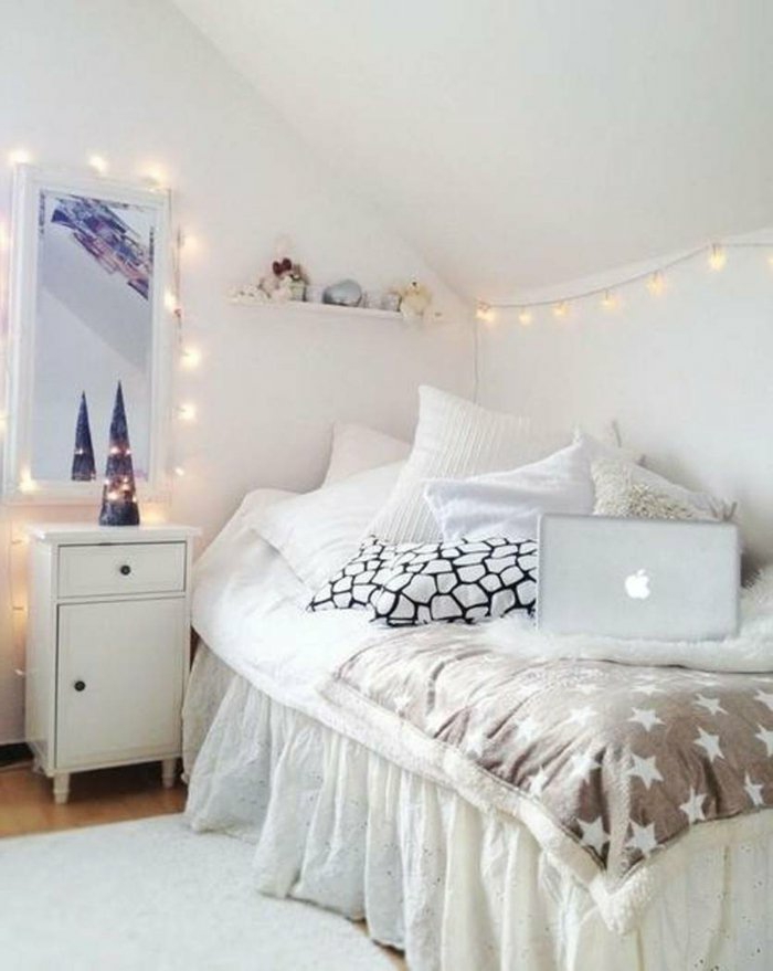 weißes-Schlafzimmer-Interieur-kreative-Wandgestaltung-lichterkette-birnen