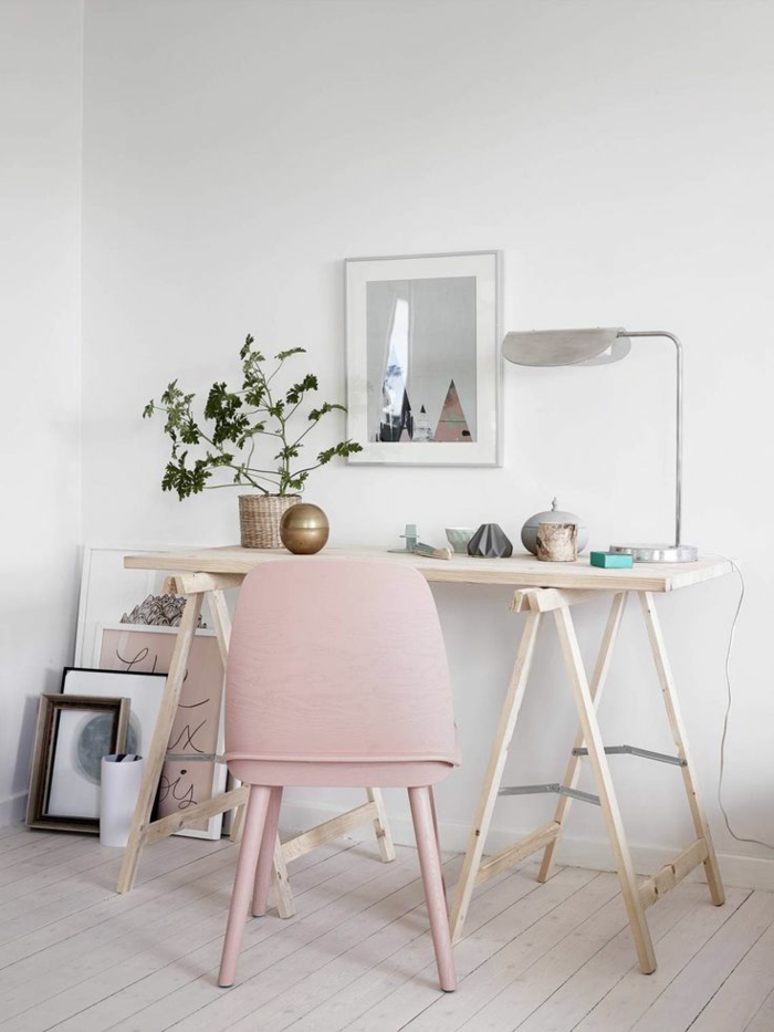 wohnungseinrichtung-ideen-fürs-Arbeitszimmer-einfacher-hölzerner-Schreibtisch-rosa-Stuhl