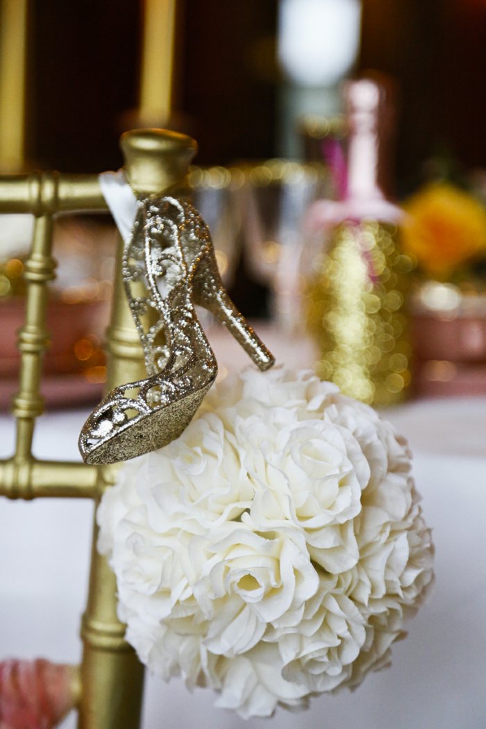 2-romantische-Hochzeitsidee-goldene-Schuhe-inspiriert-vom-Aschenputtel-Märchen