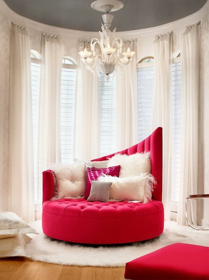 Barock-Gestaltung-weiße-Gardinen-runde-Couch-rot-extravagante-Möbel