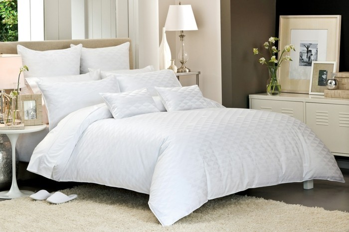 Bettwäsche-weiß-weicher-teppich-schlafzimmer-elegant