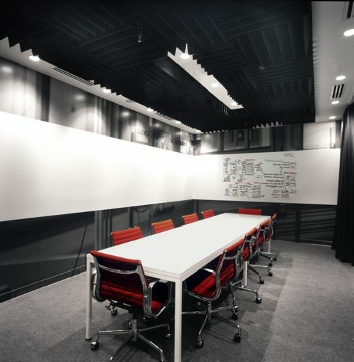 Büromöbel-konferenztisch-rote-stühle