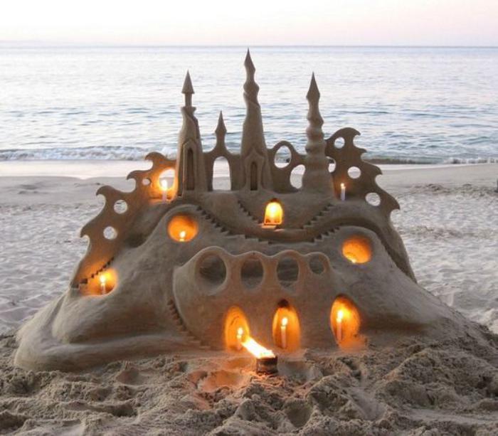Deko-Skulptur-aus-Sand-Schloß-beleuchtet-von-Kerzen