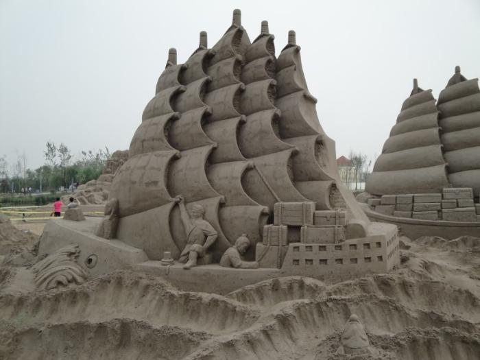 Deko-Skulptur-aus-Sand-von-großem-Schiff