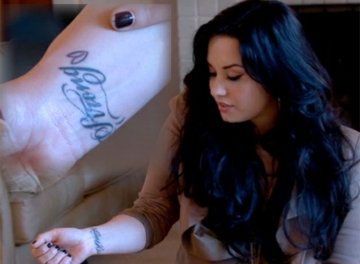 Demi-Lovato-Tattoo-Handgelenk-Tattoo-Schriftzug