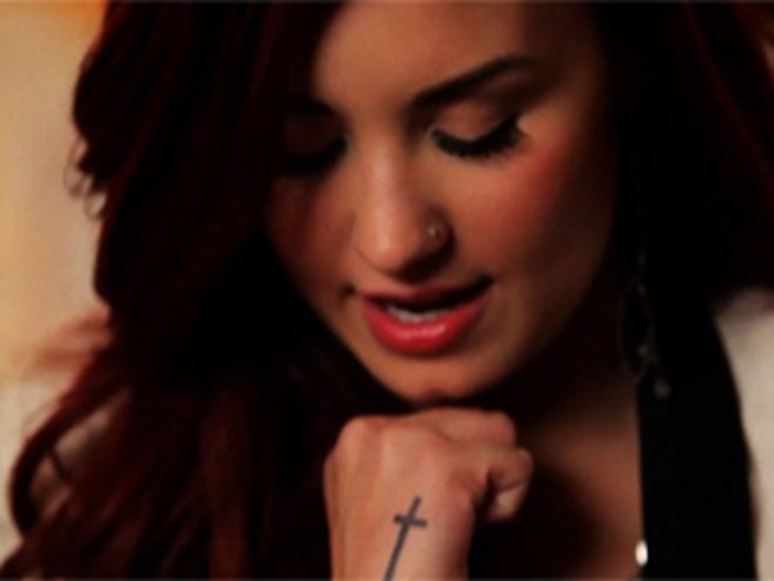 Demi-Lovato-cooles-Kreuz-Tattoo