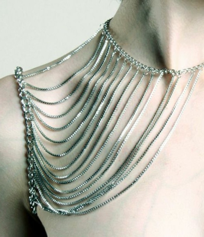 Designerschmuck-ausgefallener-Modeschmuck-silbernes-Accessoire-fürs-Hals-und-die-Schultern