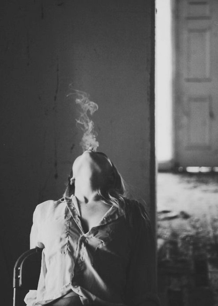 Fine-Art-Fotografie-rauchendes-Mädchen