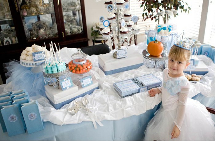 Kinder-Geburtstagsparty-in-Blau-und-Weiß-inspiriert-vom-Aschenputtel-Märchen