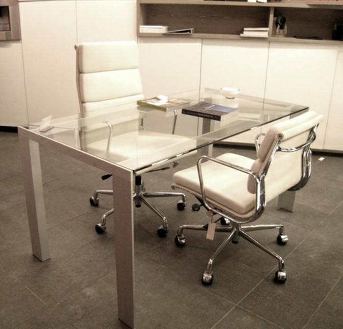 Konferenztische-mit-glas-tischplatte-und-büromöbel