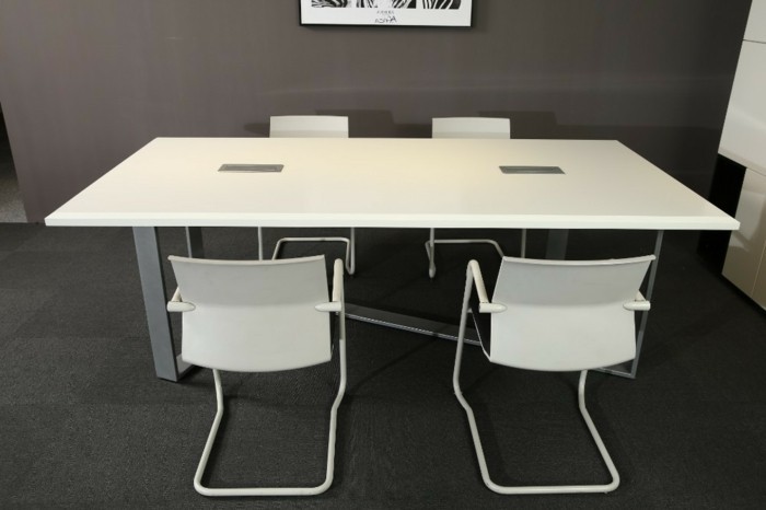 Konferenztische-modern-weiße-stühle