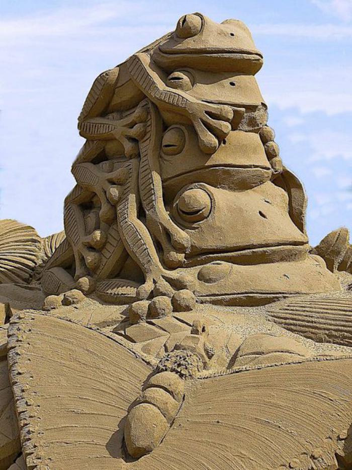 Kunst-Skulpturen-aus-Sand-Frösche-aufeinander