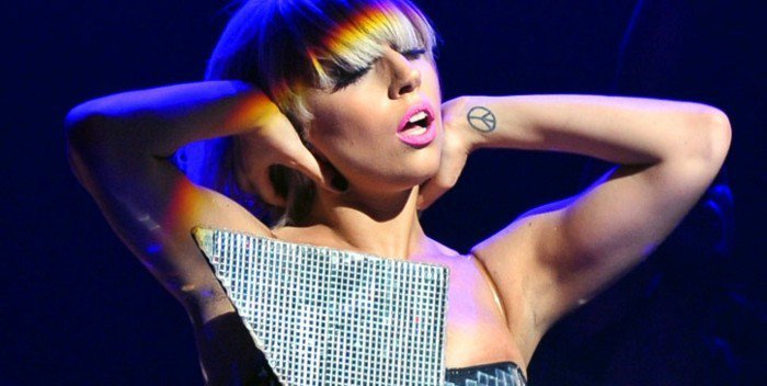 Lady-Gaga-mit-Tattoo-am-Handgelenk-Tattoo-Symbole