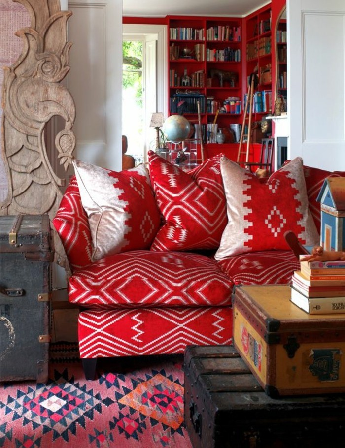 Möbel-mit-ethnischen-Motiven-Boho-Stil-Sofa-rot