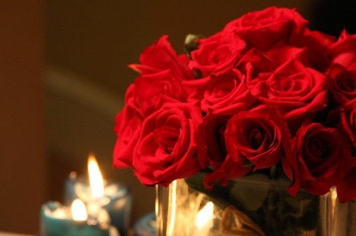Rosen strauß-grell-rot-und-kerzen