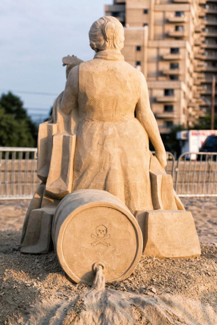 Sandskulptur-mit-sozialer-Botschaft-über-die-Кonsumgesellschaft