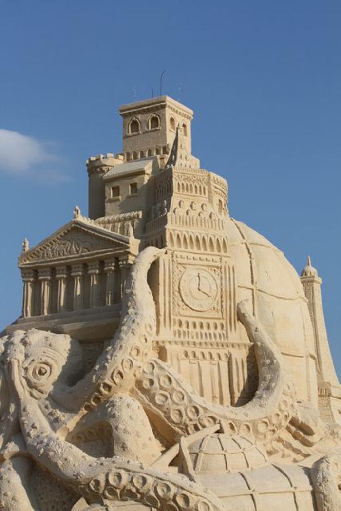 Sandskulptur-von-Oktopode-haltend-großes-Gebäude