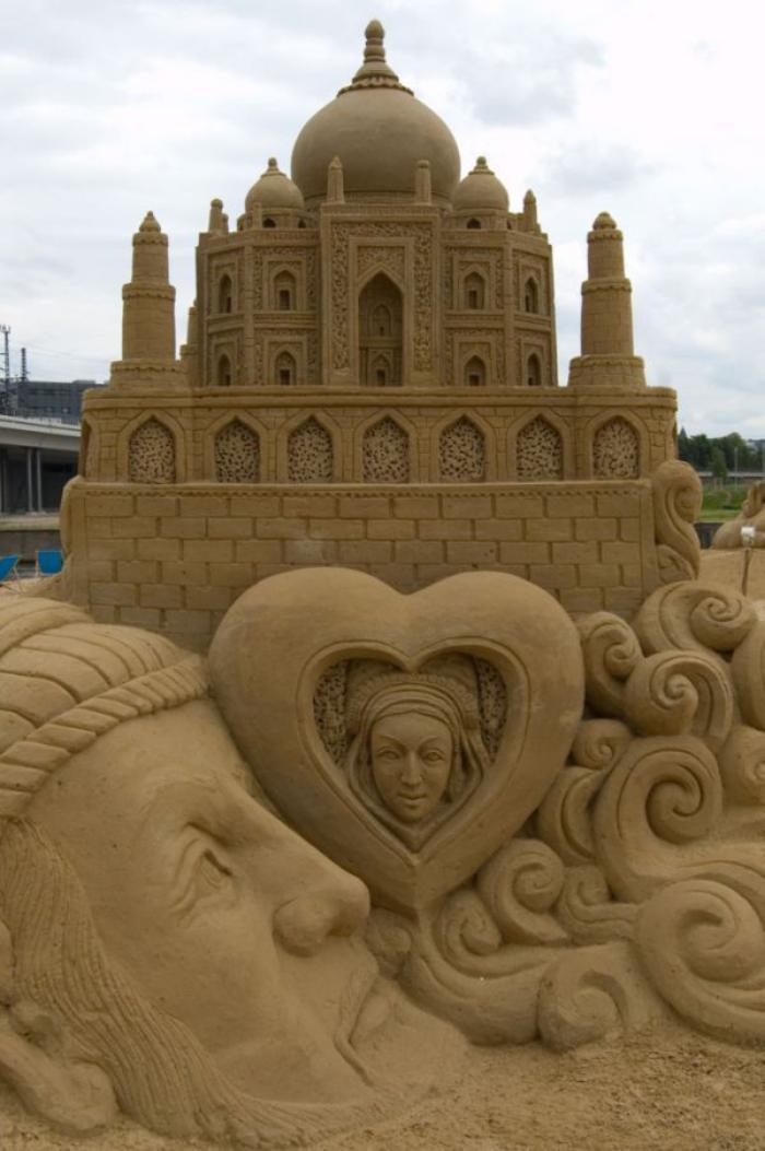 Sandskulptur-von-bedeutendem-architektonischen-Gebäude