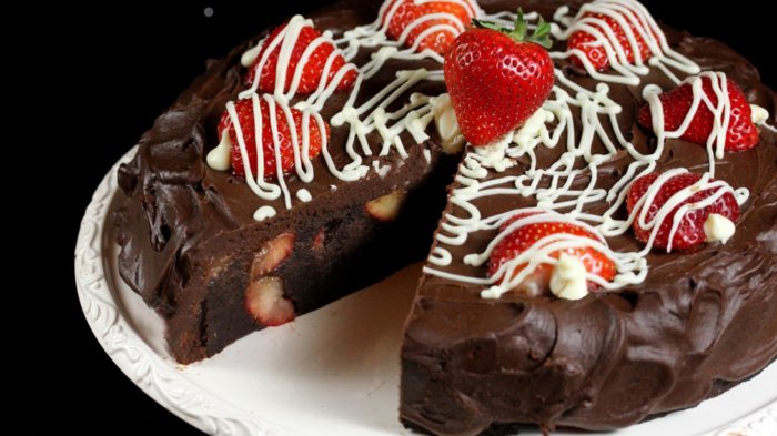 Schokoladen kuchen-erdbeeren-und-creme