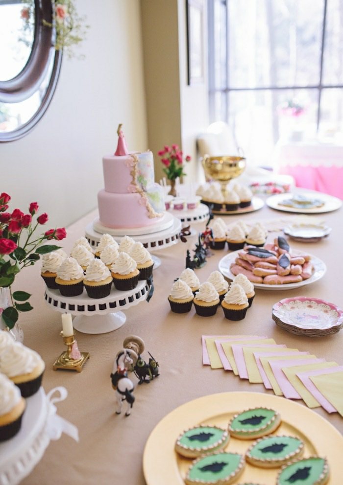 Süßigkeiten-Cupcakes-Torte-mit-Dornröschen-Motiven