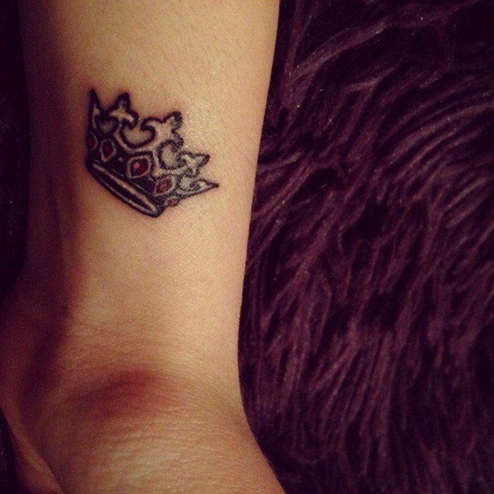 Tattoo-Krone-kleines-Tattoo-Handgelenk-Tattoo