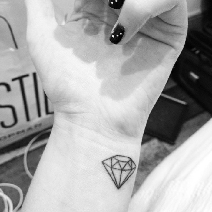 Tattoo-am-Handgelenk-Frauen-Tattoo-Diamant