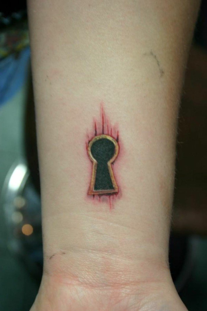 Tattoo-am-Handgelenk-kleines-Tattoo-Schlüsselloch