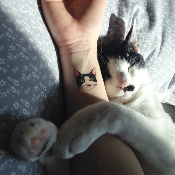 Tattoos-für-Frauen-Katze-coole-Tattoo-Ideen-Handgelenk-Tattoo