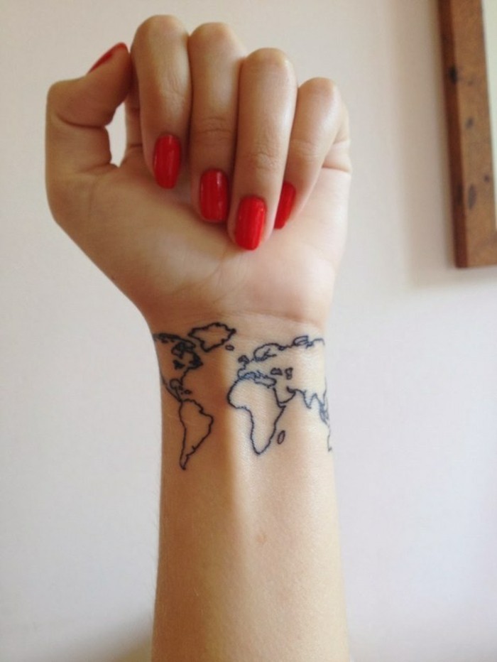 Tattoos-für-Frauen-Tattoo-am-Handgelenk-Weltkarte
