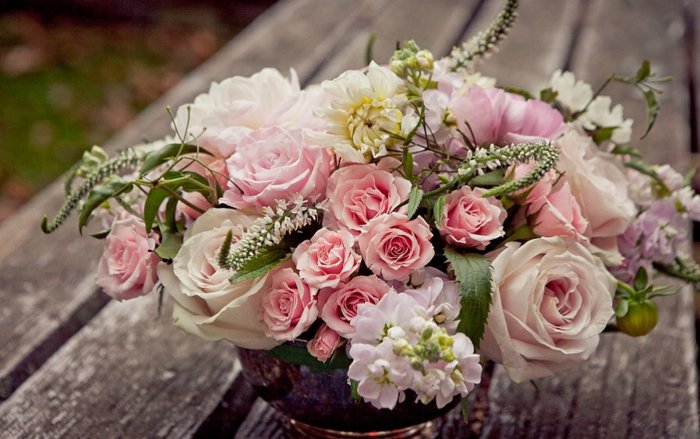 Tischdekoration-aus-zärtlichen-rosa-Rosen-für-eine-Dornröschen-Hochzeit