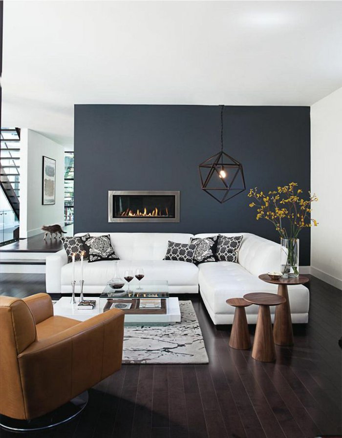 Wandfarbe-Anthrazit-modernes-Modell-Kamin-stilvolle-Möbel-weißes-Sofa