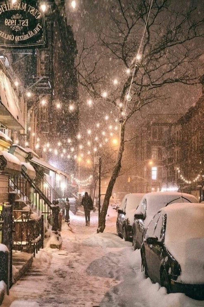 alltägliches-Winterbild-Straßen-bedeckt-mit-Schnee
