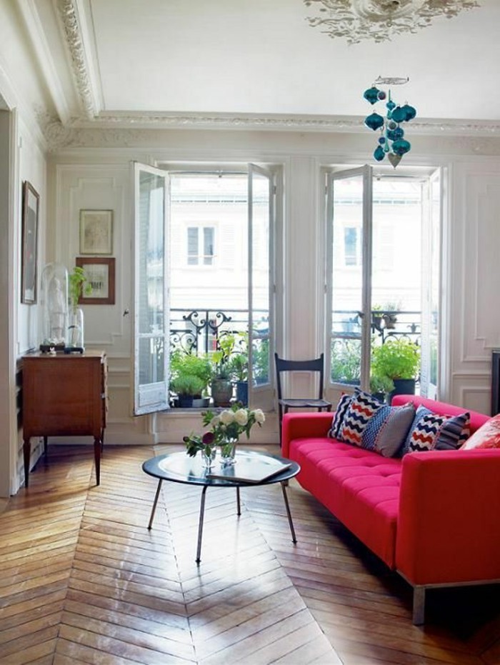 alte-Wohnung-in-Paris-mit-moderner-Einrichtung-rote-Couch