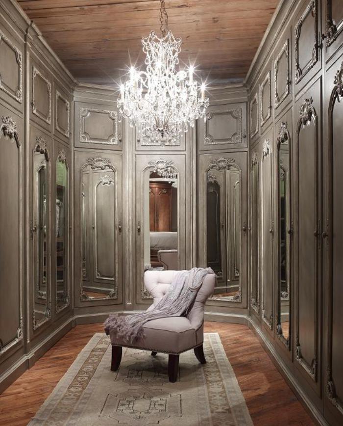 aristokratisches-Ankleidezimmer-in-vintage-Stil-wunderschöner-Kristall-Kronleuchter