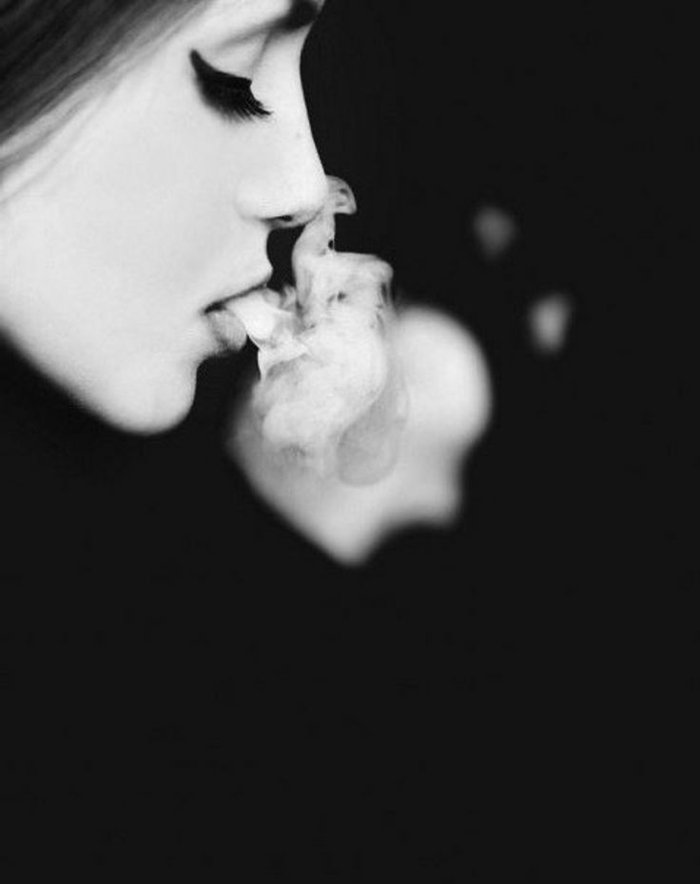 artistisches-schwarz-weißes-Foto-rauchendes-Mädchen