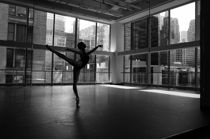 artistisches-schwarz-weißes-Foto-von-Ballerina
