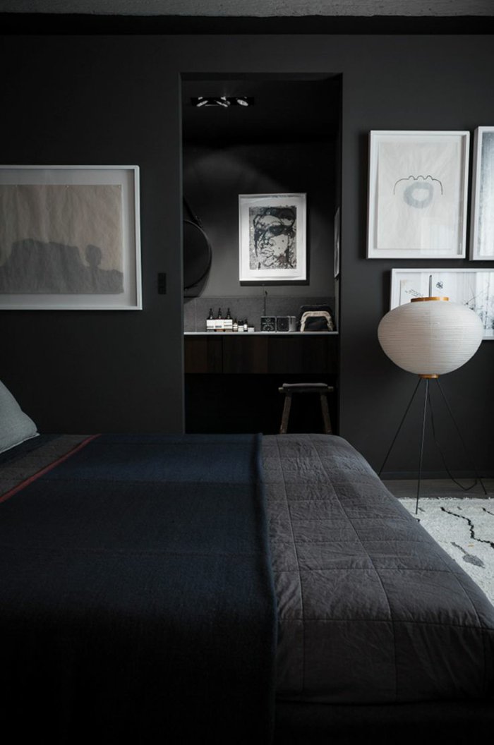 attraktive-Farbgestaltung-Schlafzimmer-Wandfarbe-Anthrazit-graue-Wandfarbe
