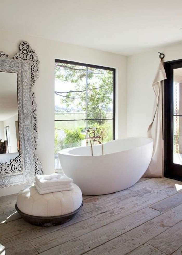 badezimmer-bilder-großes-fenster-weiße-badewanne-und-wandspiegel