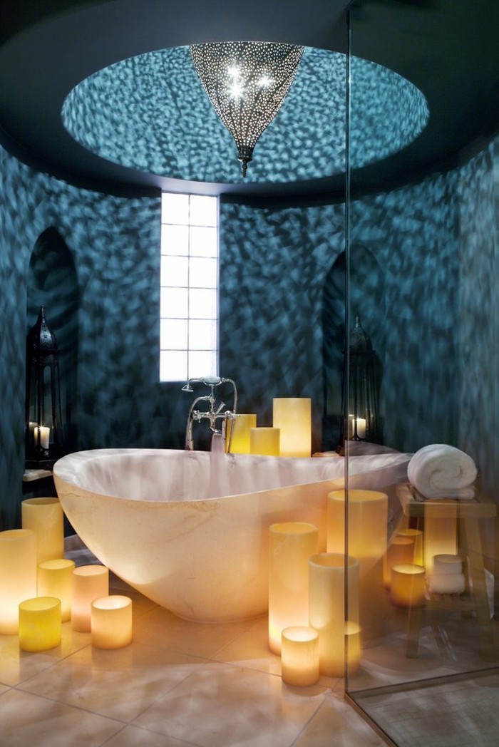 badezimmer-gestalten-ideen-weiße-badewanne -und-romantische-leuchten