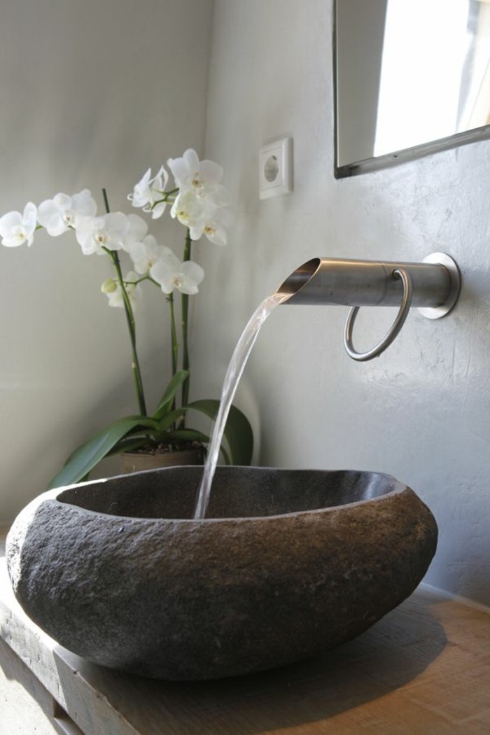 badezimmer-gestalten-interessantes-waschbecken-weiße-orchideen