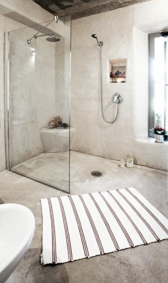badgestaltung-ideen-interessante-große-duschkabine-weißer-teppich